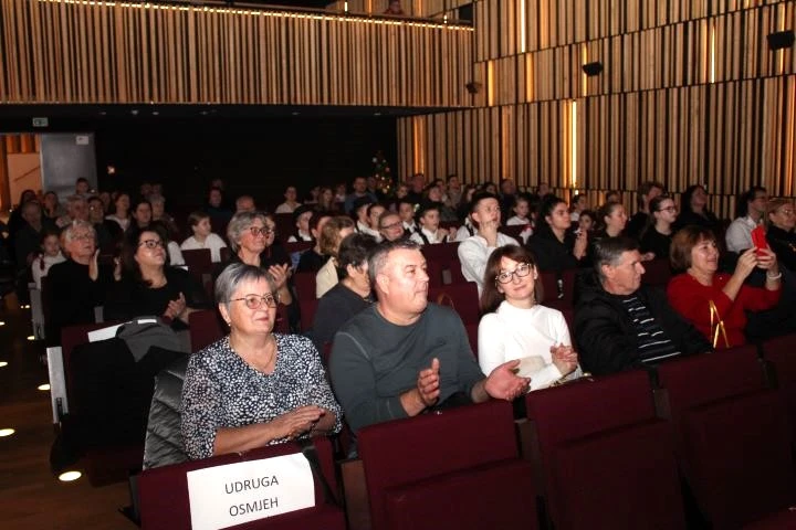 Pleternica zapjevala uoči Božića uz HKUD Vijenac i Udrugu Osmjeh