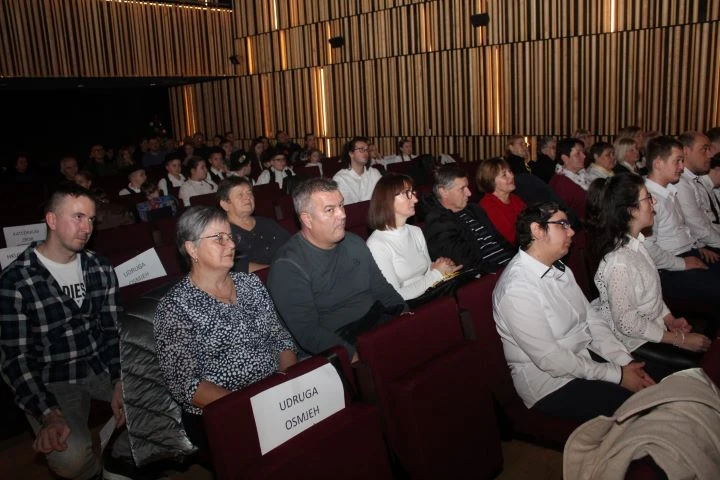 Pleternica zapjevala uoči Božića uz HKUD Vijenac i Udrugu Osmjeh