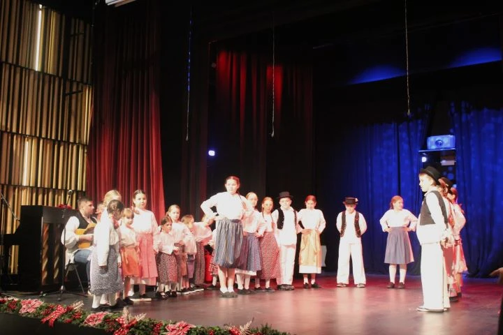 Pleternica zapjevala uoči Božića uz HKUD Vijenac i Udrugu Osmjeh