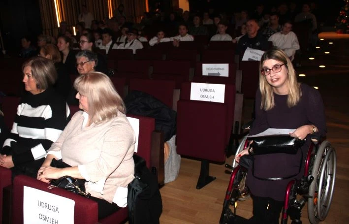 Pleternica zapjevala uoči Božića uz HKUD Vijenac i Udrugu Osmjeh