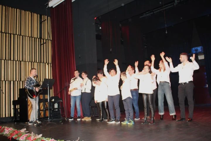 Pleternica zapjevala uoči Božića uz HKUD Vijenac i Udrugu Osmjeh