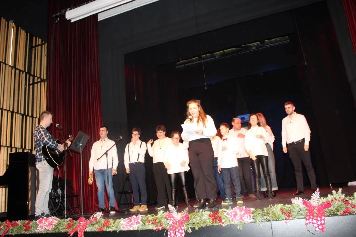 Pleternica zapjevala uoči Božića uz HKUD Vijenac i Udrugu Osmjeh