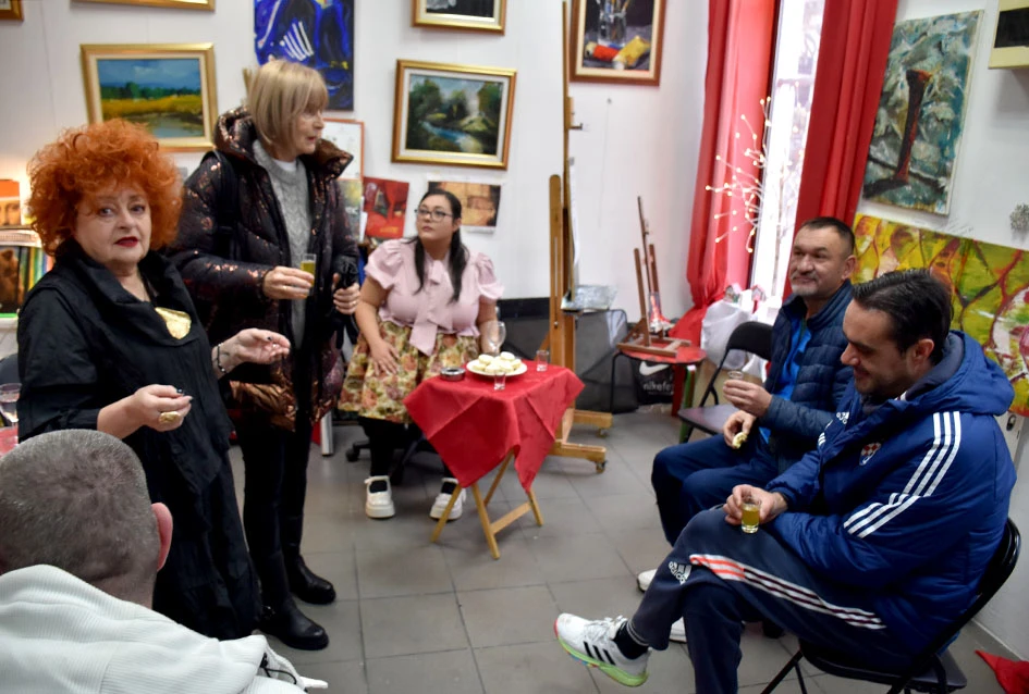 POŽEŠKO JUTRO ISPUNJENO TOPLINOM: Badnja tradicija u ateljeu slikarice Anite Grabavac Jakobović