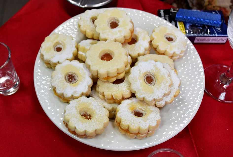 POŽEŠKO JUTRO ISPUNJENO TOPLINOM: Badnja tradicija u ateljeu slikarice Anite Grabavac Jakobović