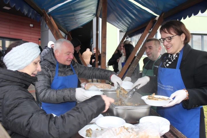 Na Badnjak u Pleternici podijeljeno 400 porcija posnih obroka