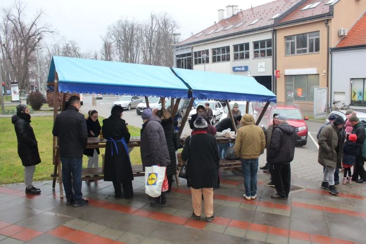 Na Badnjak u Pleternici podijeljeno 400 porcija posnih obroka