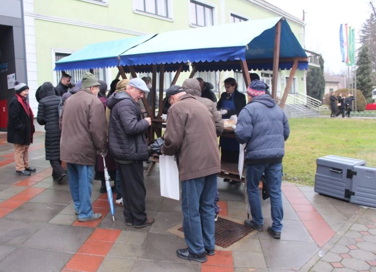 Na Badnjak u Pleternici podijeljeno 400 porcija posnih obroka