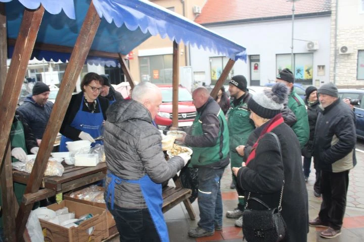 Na Badnjak u Pleternici podijeljeno 400 porcija posnih obroka