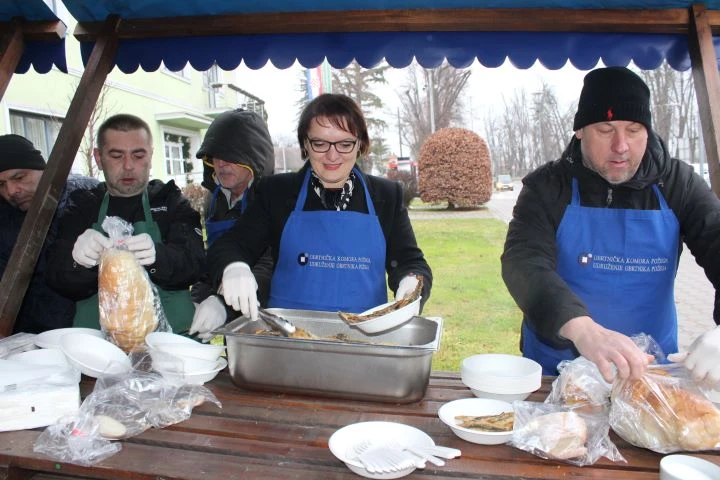 Na Badnjak u Pleternici podijeljeno 400 porcija posnih obroka