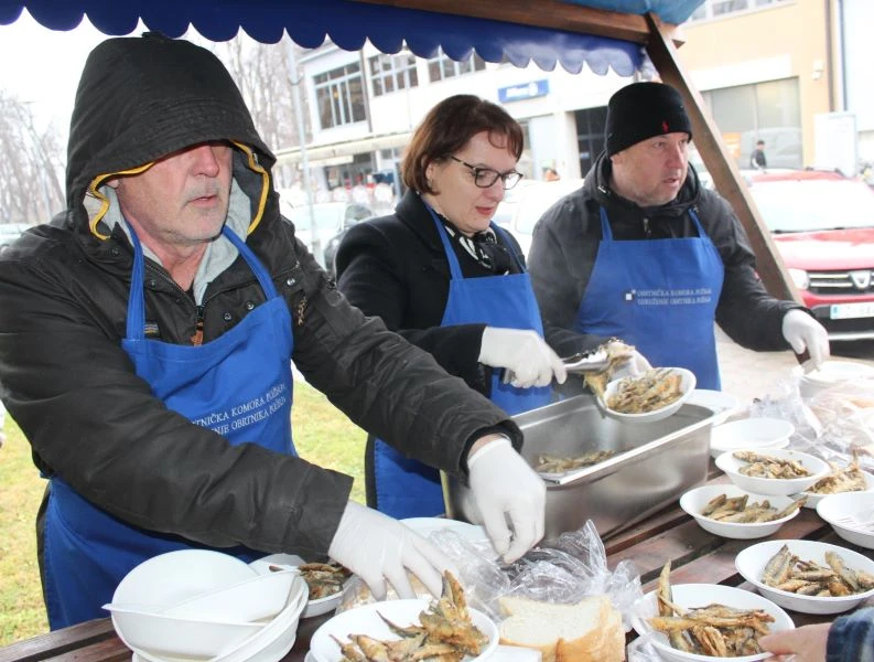 Na Badnjak u Pleternici podijeljeno 400 porcija posnih obroka