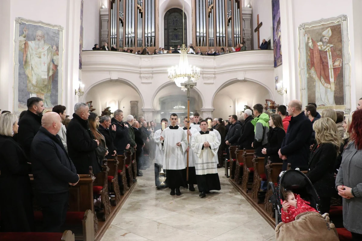 Biskup Ivo Martinović predvodio polnoćku u požeškoj Katedrali