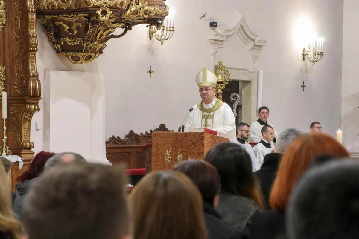 Biskup Ivo Martinović predvodio polnoćku u požeškoj Katedrali