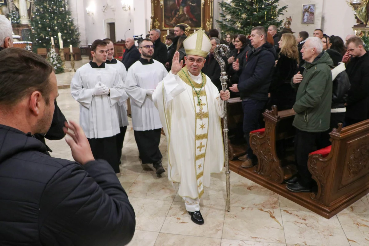 Biskup Ivo Martinović predvodio polnoćku u požeškoj Katedrali
