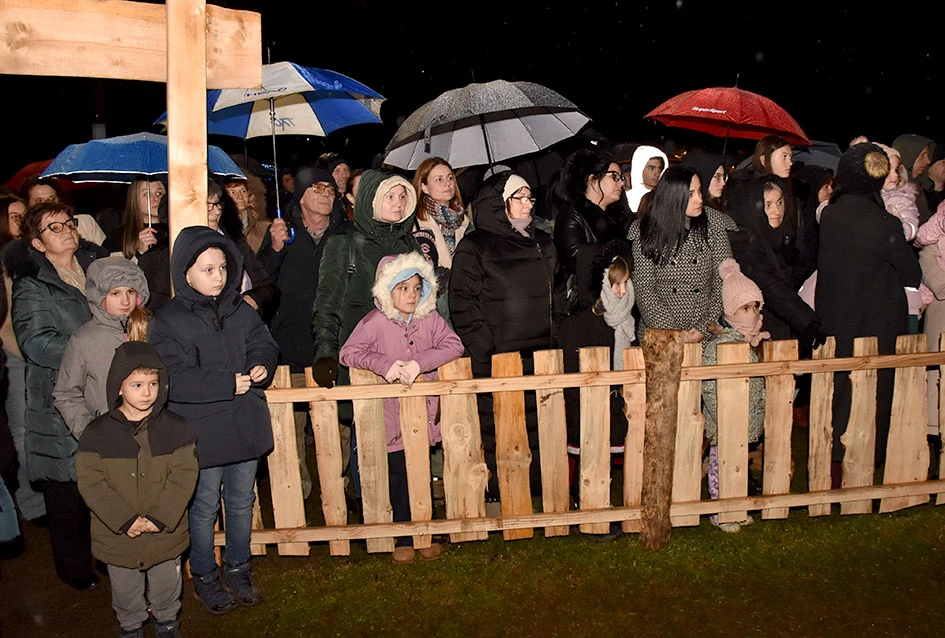 U Velikoj uprizorene žive jaslice uz snažnu humanitarnu poruku