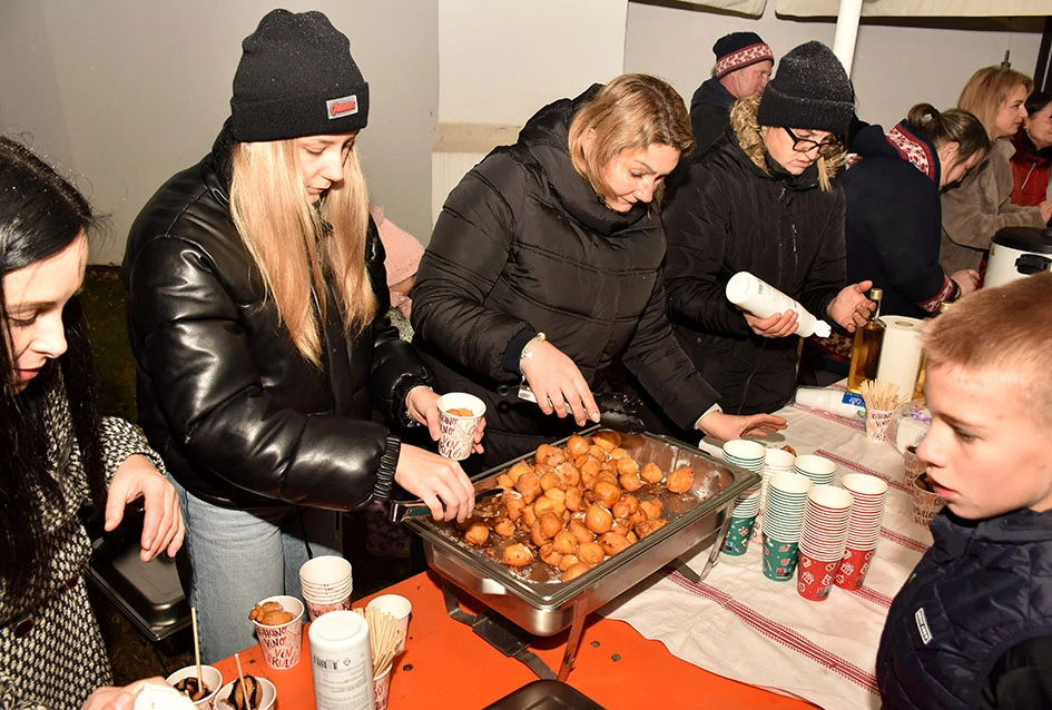 U Velikoj uprizorene žive jaslice uz snažnu humanitarnu poruku