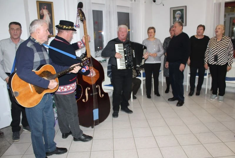 Pleternički umirovljenici posjetili Dom za starije i nemoćne „Baketarić“ u Resniku