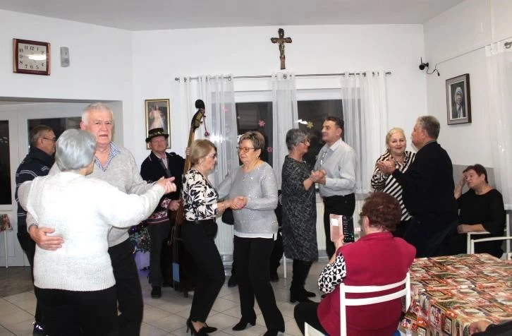 Pleternički umirovljenici posjetili Dom za starije i nemoćne „Baketarić“ u Resniku