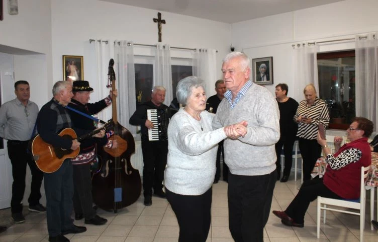 Pleternički umirovljenici posjetili Dom za starije i nemoćne „Baketarić“ u Resniku