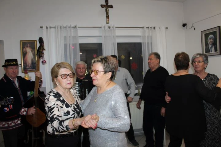 Pleternički umirovljenici posjetili Dom za starije i nemoćne „Baketarić“ u Resniku