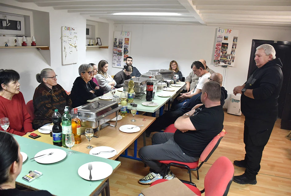 Brđani Odreda izviđača Požega uz blagdansko druženje i novu zastavu ispratili uspješnu godinu