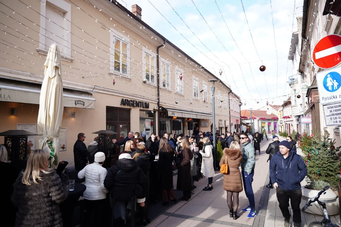 Dobra glazba uz tople napitke razveselila sugrađane na dnevnom dočeku Nove godine