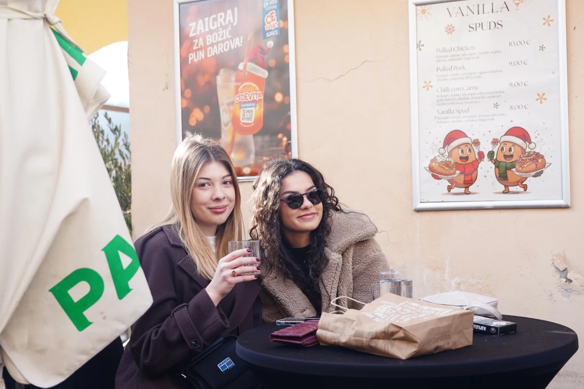 Dobra glazba uz tople napitke razveselila sugrađane na dnevnom dočeku Nove godine