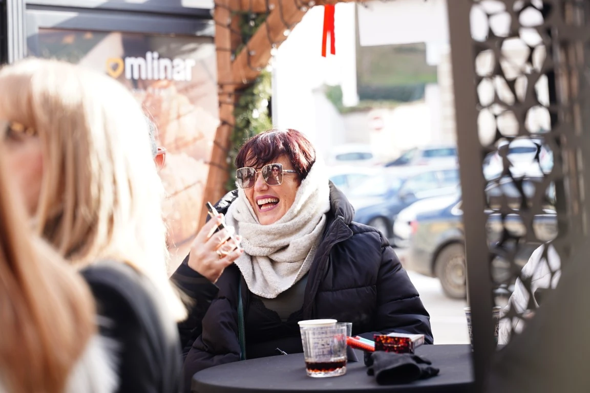 Dobra glazba uz tople napitke razveselila sugrađane na dnevnom dočeku Nove godine