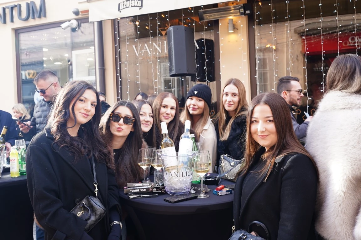 Dobra glazba uz tople napitke razveselila sugrađane na dnevnom dočeku Nove godine