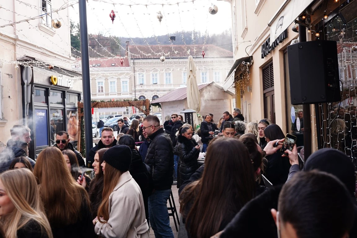 Dobra glazba uz tople napitke razveselila sugrađane na dnevnom dočeku Nove godine