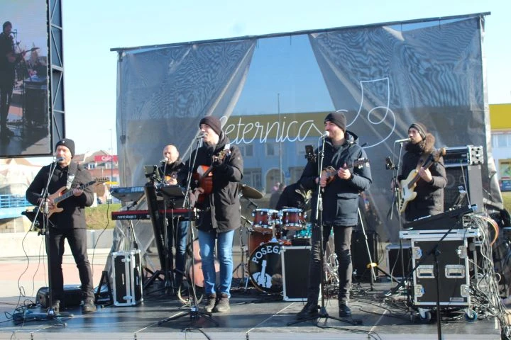 Pleternica Novu godinu dočekala u podne uz pjesmu, ples i slavonsko zajedništvo