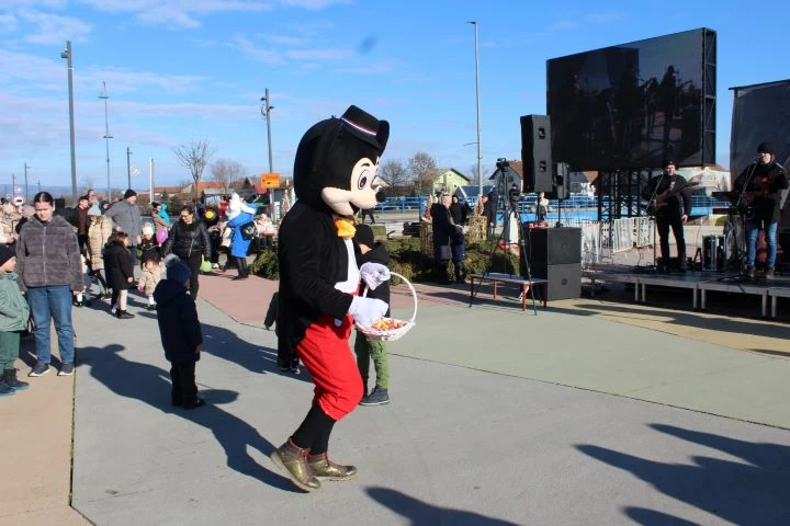 Pleternica Novu godinu dočekala u podne uz pjesmu, ples i slavonsko zajedništvo