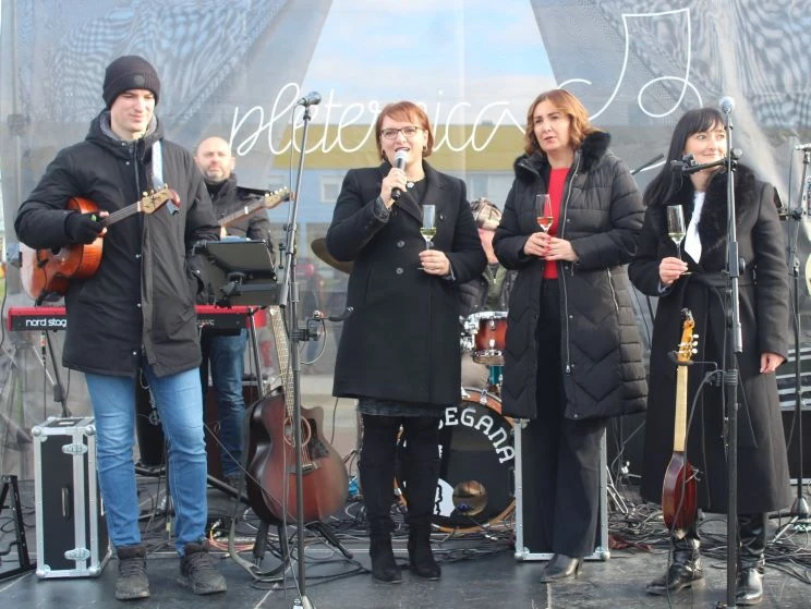 Pleternica Novu godinu dočekala u podne uz pjesmu, ples i slavonsko zajedništvo