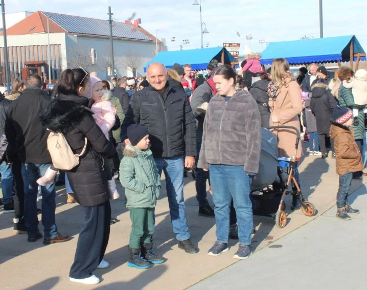 Pleternica Novu godinu dočekala u podne uz pjesmu, ples i slavonsko zajedništvo