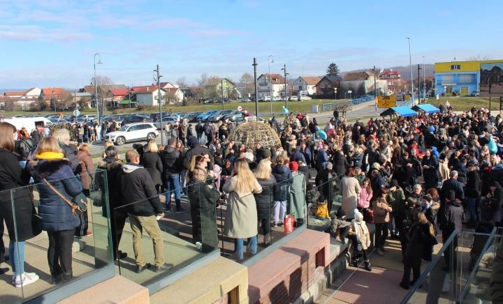 Pleternica Novu godinu dočekala u podne uz pjesmu, ples i slavonsko zajedništvo