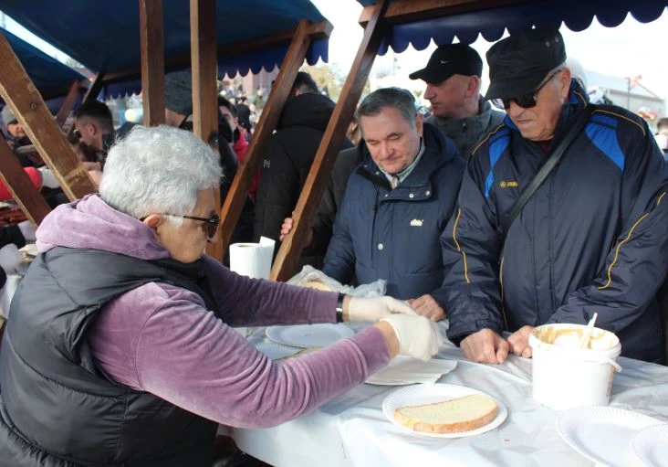 Pleternica Novu godinu dočekala u podne uz pjesmu, ples i slavonsko zajedništvo