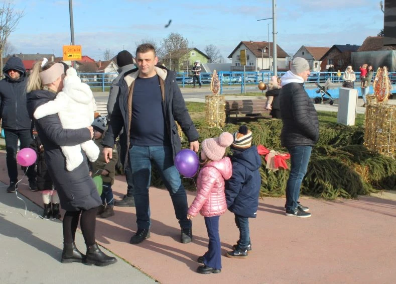 Pleternica Novu godinu dočekala u podne uz pjesmu, ples i slavonsko zajedništvo