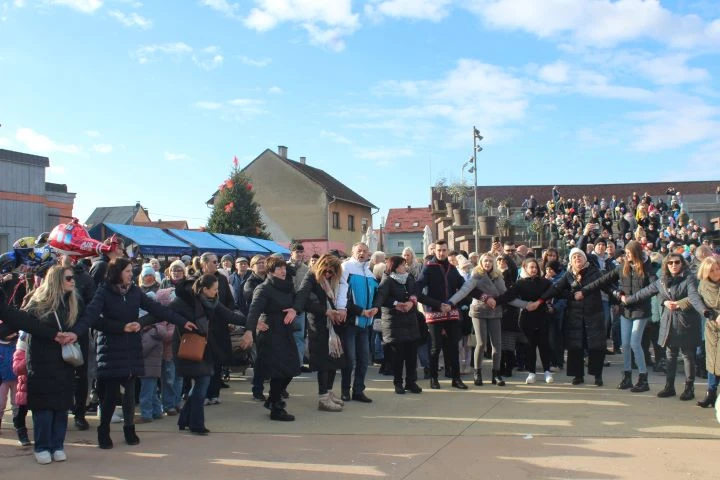 Pleternica Novu godinu dočekala u podne uz pjesmu, ples i slavonsko zajedništvo