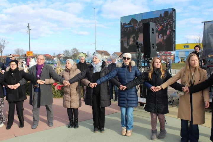 Pleternica Novu godinu dočekala u podne uz pjesmu, ples i slavonsko zajedništvo