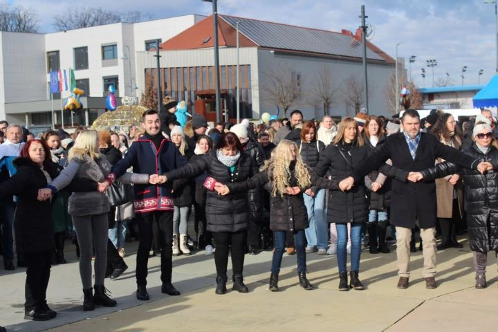 Pleternica Novu godinu dočekala u podne uz pjesmu, ples i slavonsko zajedništvo