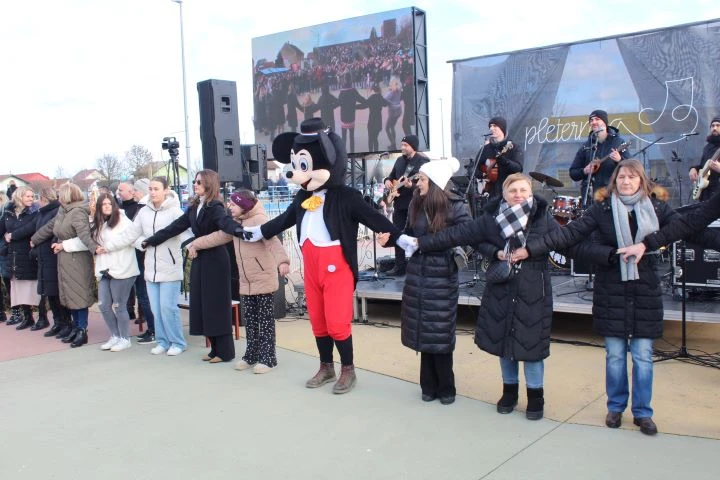 Pleternica Novu godinu dočekala u podne uz pjesmu, ples i slavonsko zajedništvo