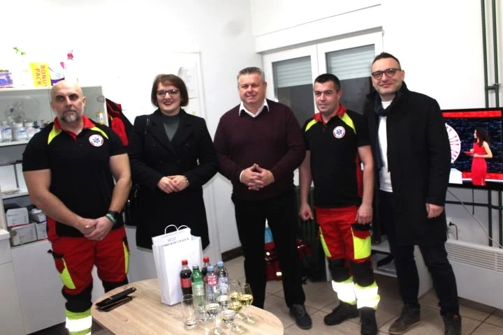 SILVESTARSKA NOĆ U PLETERNICI: Gradonačelnica Marija Šarić posjetila žurne gradske službe