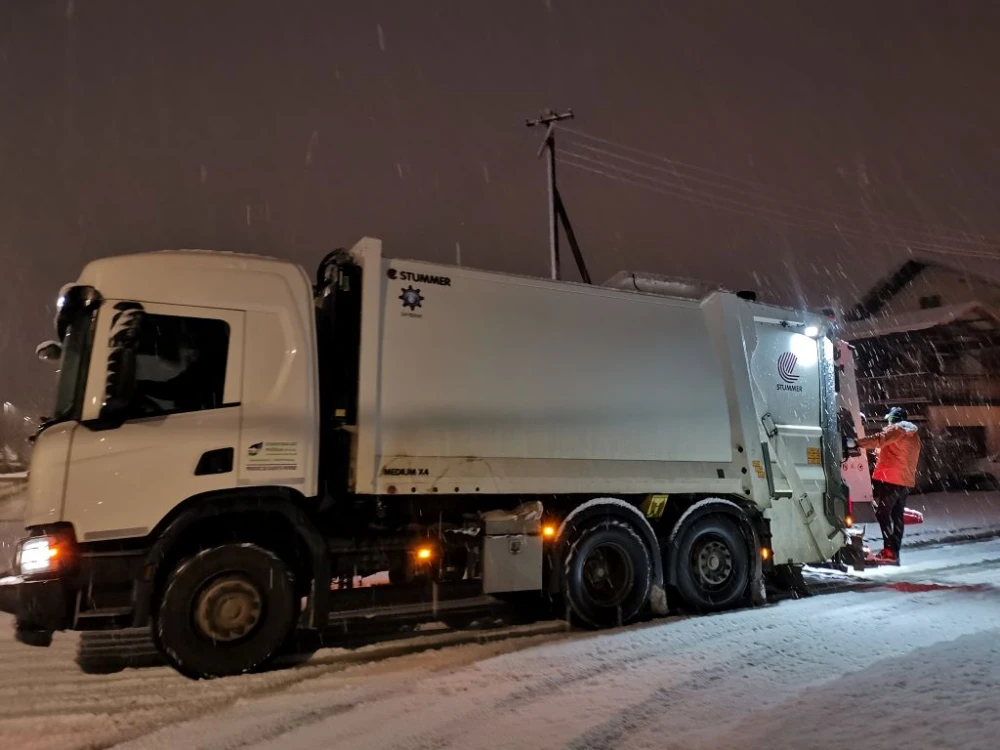 Bijele koke s neba pale: Komunalci čiste snijeg, ali i odvoze otpad po blagdanskom rasporedu