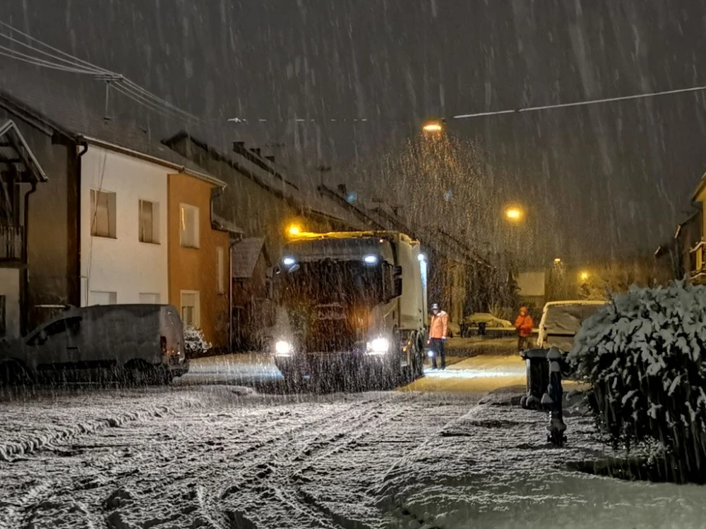Bijele koke s neba pale: Komunalci čiste snijeg, ali i odvoze otpad po blagdanskom rasporedu