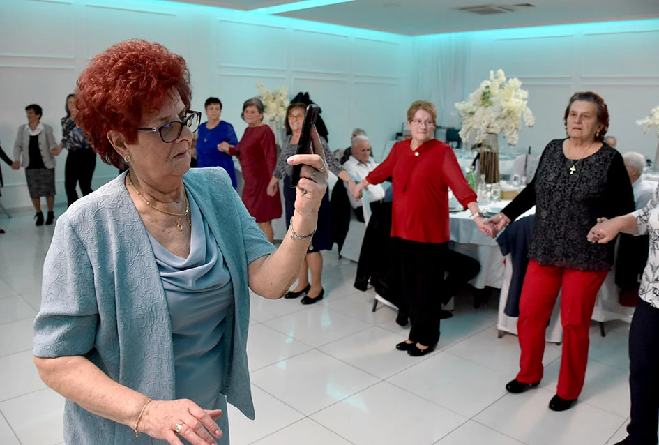 Snijeg nije zaustavio ljubitelje plesa:Stotinjak gostiju na prvoj ovogodišnjoj zabavi Marice Budimski Mace