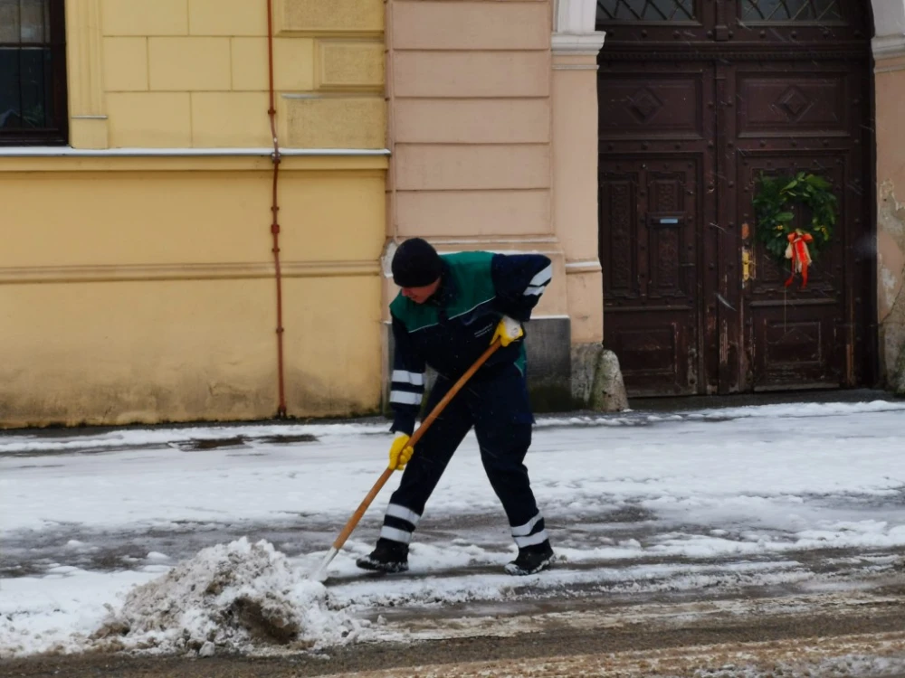 Radnici Komunalca marljivo čiste snijeg na ulicama, pješačkim prijelazima i mostovima