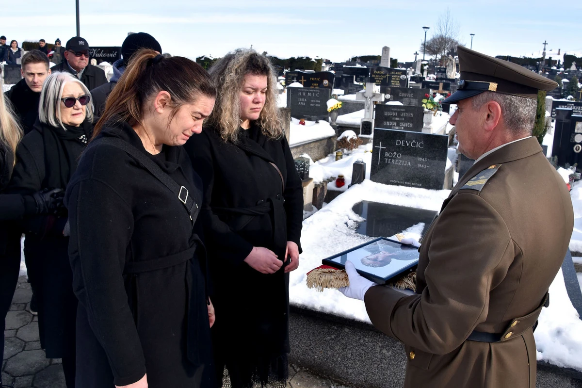POSLJEDNJI ISPRAĆAJ: Uz vojne počasti sahranjena Mandica Rakić – Ranka