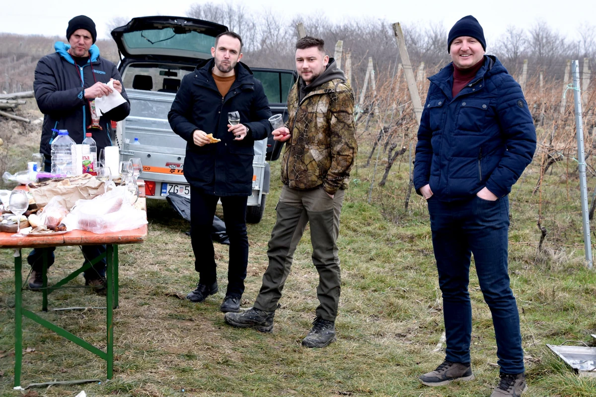 Vincelovo kod Denija Pavića: Okupio prijatelje i suigrače uz vatru, pjesmu i vrhunsku graševinu