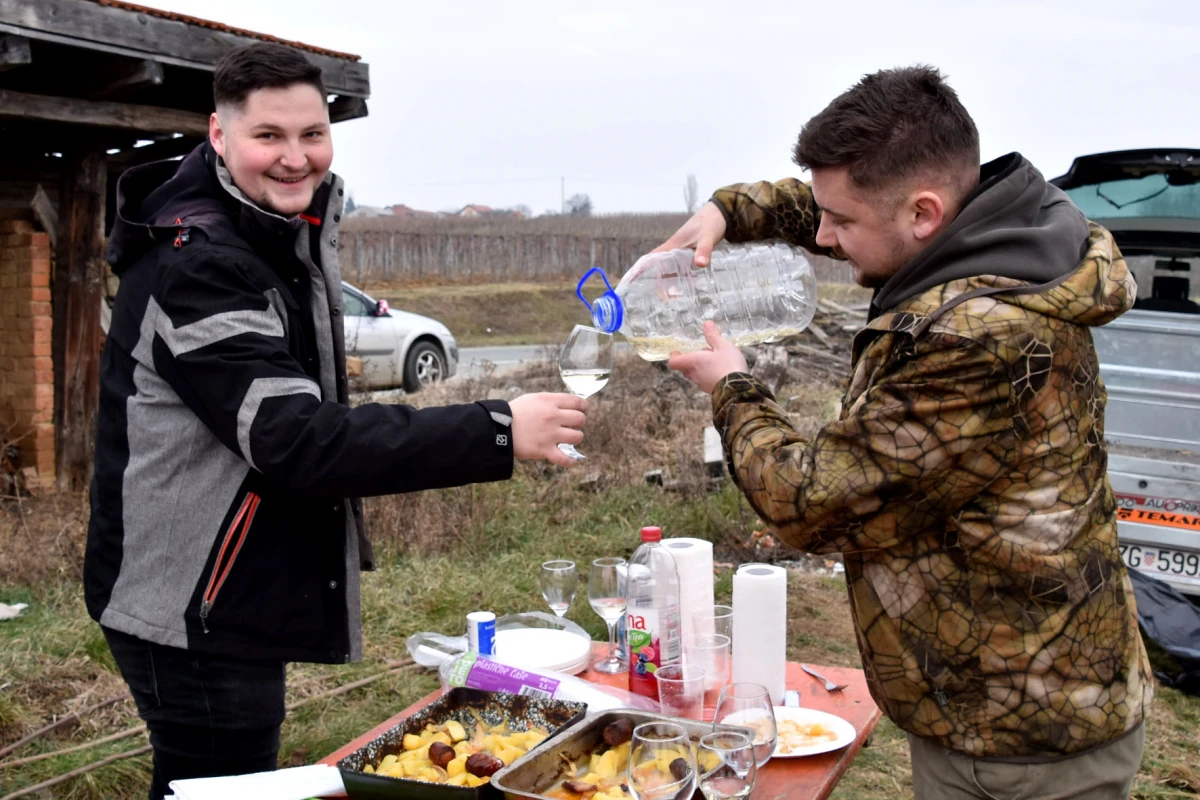 Vincelovo kod Denija Pavića: Okupio prijatelje i suigrače uz vatru, pjesmu i vrhunsku graševinu