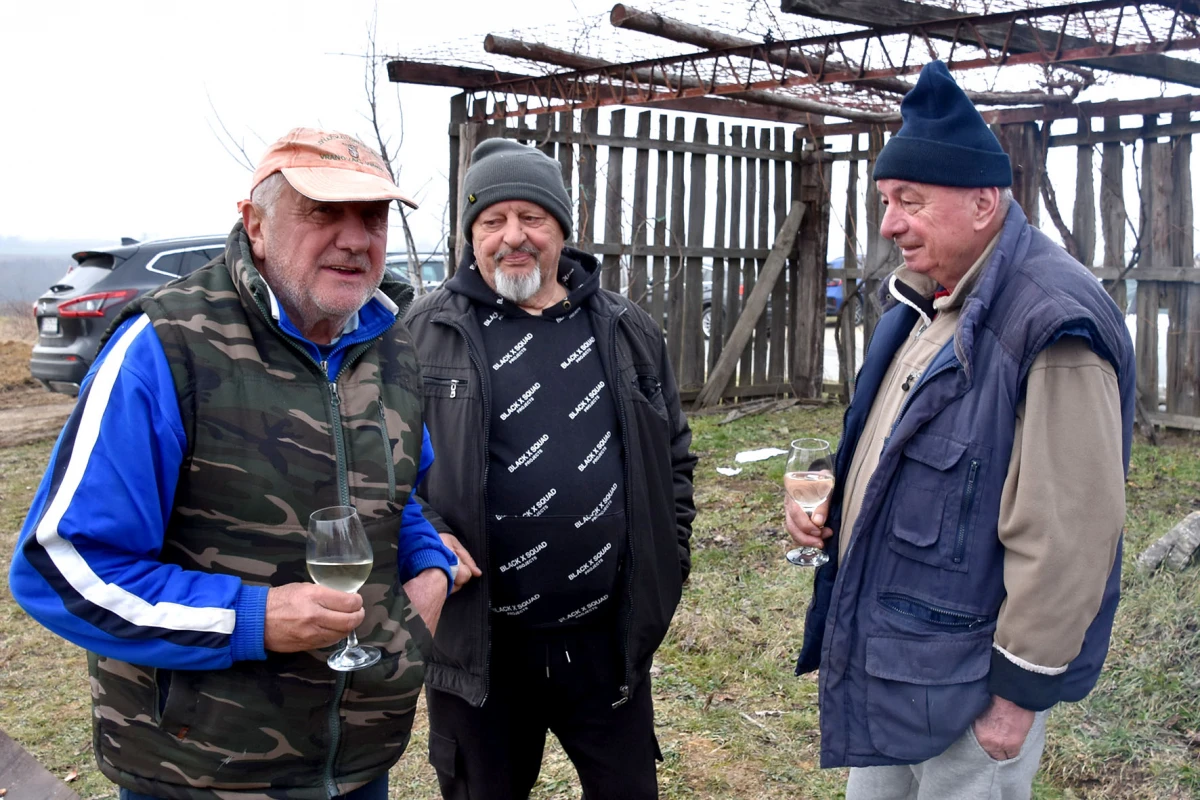 Vincelovo kod Denija Pavića: Okupio prijatelje i suigrače uz vatru, pjesmu i vrhunsku graševinu