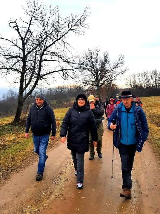 Koracima kroz vinograde i povijest Požeške gore: Zimski vincelovski pohod u Pleternici
